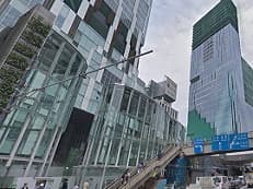 建物裏手の駐車場に掲載されていた画像