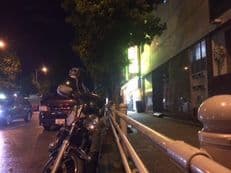 外苑西通りの黄色い看板に掲載されていた画像