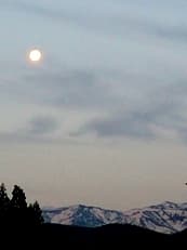 雪山に浮かぶ月に掲載されていた画像